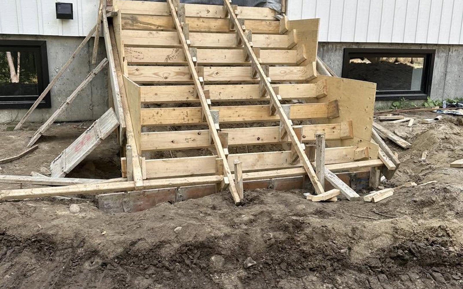 Coffrage d'une descente de sous-sol en béton