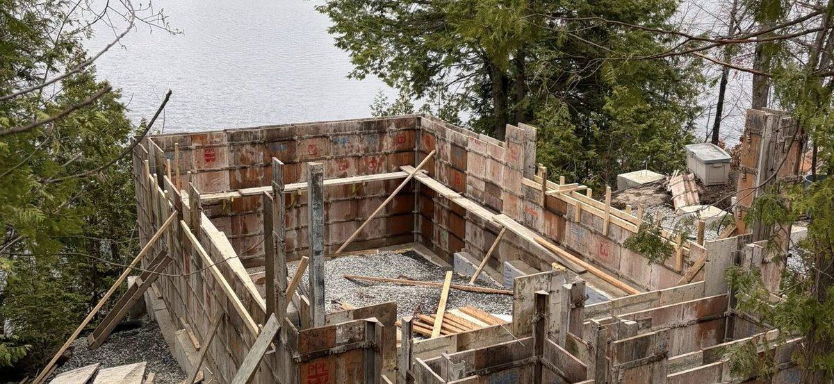 Coffrage de fondation en bordure d'un lac dans les Laurentides