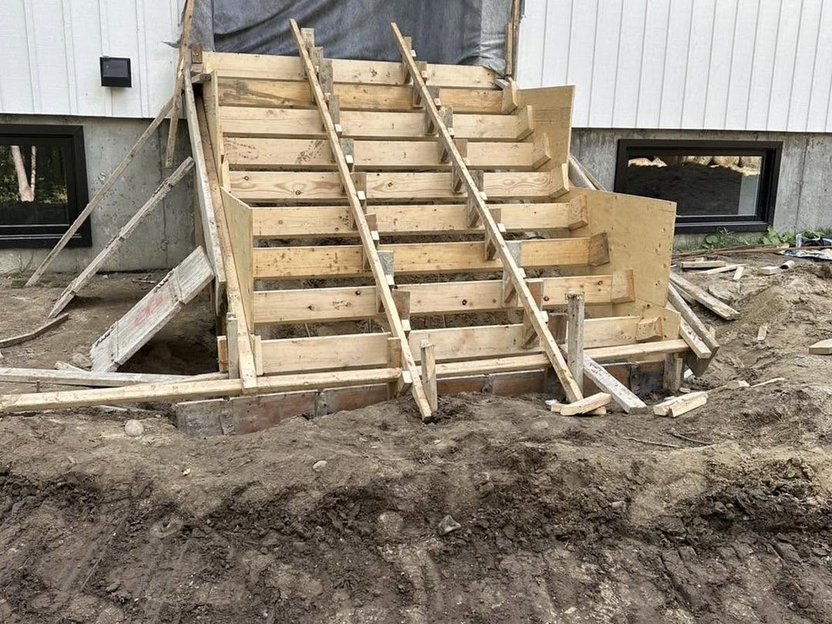 Coffrage de marches de béton extérieures