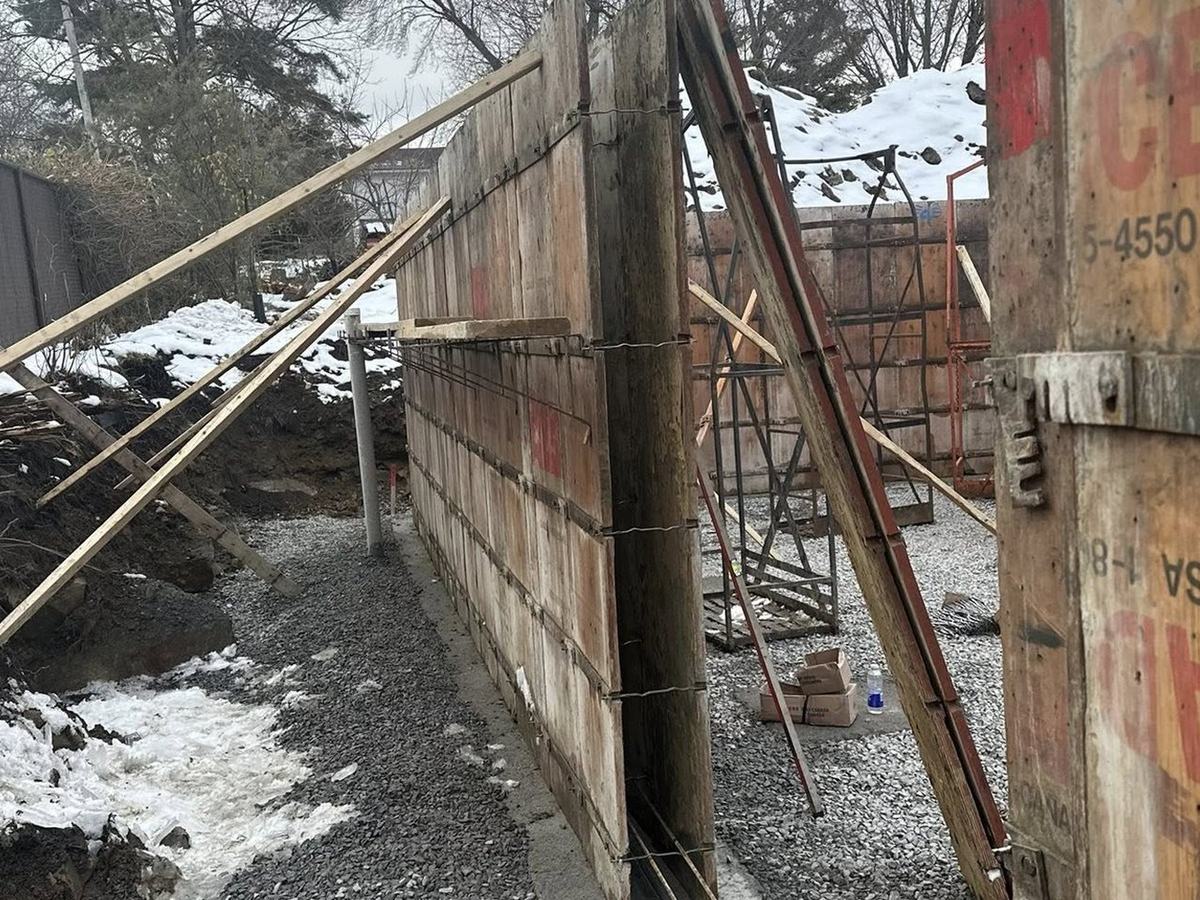 Coffrage d'un mur de fondation de béton dans les Laurentides