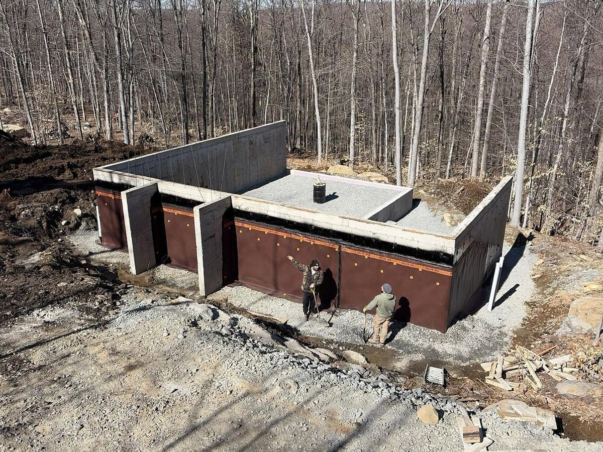 Fondation de béton d'une maison neuve dans les Laurentides