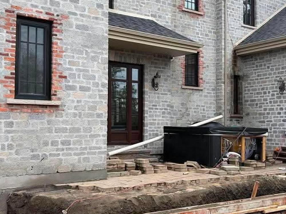 Coffrage des murs de fondation d'une résidence des Laurentides